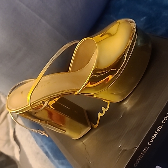 Shoes - Picture 2 of 8